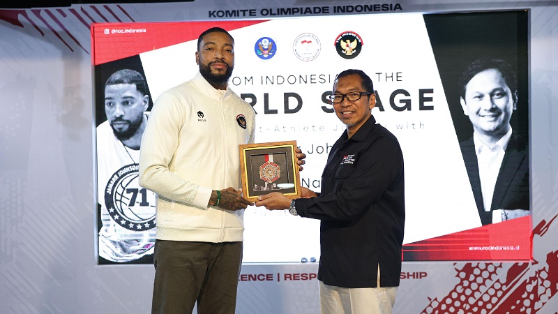 Wakil Ketua Umum (Waketum) Komite Eksekutif  Komite Olimpiade Indonesia (NOC Indonesia), Ismail Ning memberikan plakat kepada atlet profesional internasional Jamarr Johnson pada acara “From Indonesia to the World Stage: A Student-Athlete Journey with Jamarr Johnson” di Jakarta, Selasa (9/6/2026). (Faktualid.com/NOC Indonesia/Naif Muhammad Al As)