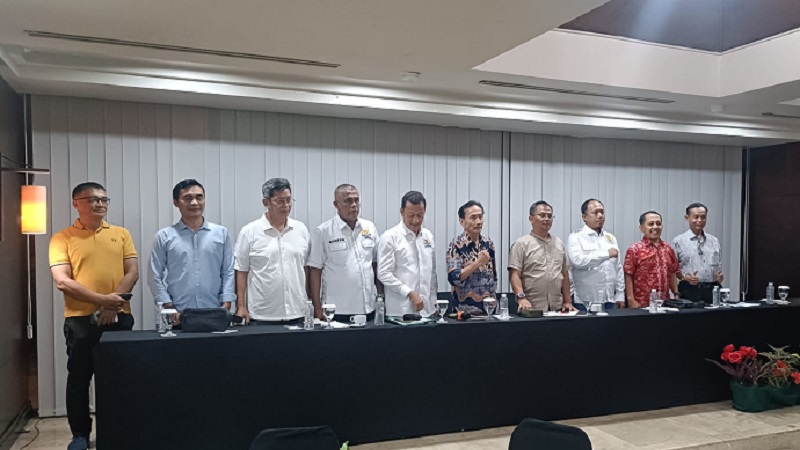 Desakan agar Ketua Umum Kamar Dagang dan Industri (Kadin) Indonesia Anindya Bakrie turun tangan atas dualisme kepemimpinan Kadin Jawa Barat mengemuka dalam Focus Group Discussion (FGD) Forum Jurnalis Ekonomi Indonesia (FJE Indonesia) bertema “Mengobrol Bersama” beberapa pengurus Kadin di Jawa Barat di Hotel Horison Bandung, Selasa 9 Juni 2026