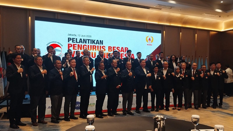 Ketua Umum Pengurus Besar Wushu Indonesia (PB WI) Airlangga Hartarto bersama jajaran pengurusnya berpose pada acara pengukuhan dan pelantikan PB WI 2026 - 2030 di Aloft Hotels Jakarta Barat pada Jumat (12/6/2026). (Gungdewan)