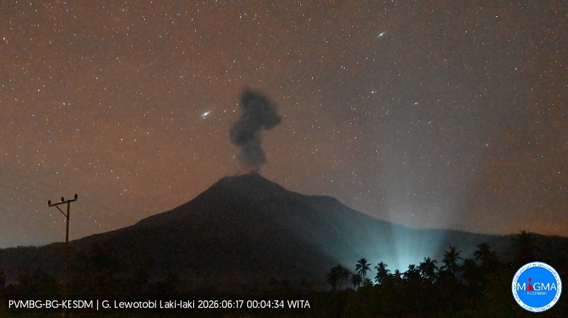 Gunung Lewotobi Laki-laki di Pulau Flores, Nusa Tenggara Timur (NTT) kembali erupsi Rabu (17/6/2026) pukul 00.04 Wita, dengan lontaran kolom abu setinggi 1 km. (Magma Indonesia)