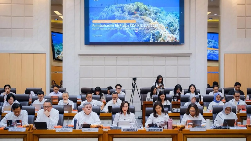 Menteri Pariwisata, Widiyanti Putri Wardhana saat memaparkan Rencana Kerja Pemerintah (RKP) dan Rencana Kerja dan Anggaran (RKA) Tahun 2027 dalam Rapat Kerja bersama Komisi VII DPR RI di Jakarta, Rabu (17/6).