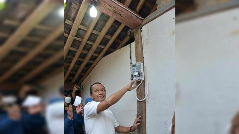 Menteri Energi dan Sumber Daya Mineral (ESDM) Bahlil Lahadalia mengemukakan, Kementerian ESDM penyediaan akses energi listrik bagi masyarakat tanpa terkecuali karena setiap warga negara mempunyai hak yang sama