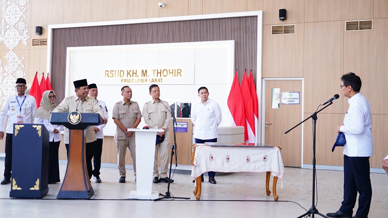 Menteri Kesehatan (Menkes) Budi Gunadi Sadikin saat berdialog dengan Presiden Prabowo Subianto pada peresmian RSUD KH Muhammad Thohir Krui Pesisir Barat, Lampung, minggu lalu. (Kemenkes)