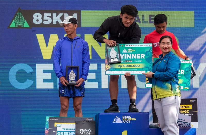 Wakil Menteri Pariwisata (Wamenpar) Ni Luh Puspa, menyerahkan penghargaan kepada pemenang Dieng Caldera Race 2026 Kategori 85K di Perkebunan Teh Tambi, Wonosobo, Jawa Tengah, Minggu (21/6/2026). (Kemenpar)