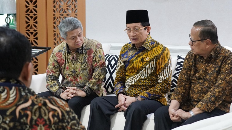 Menteri Agama (Menag) Nasaruddin Umar (tengah) bersama Uskup Bandung sekaligus Ketua KWI, Mgr Antonius Subianto Bunyamin (kiri) dan Kardinal Ignatius Suharyo (kanan). (Kemenag)