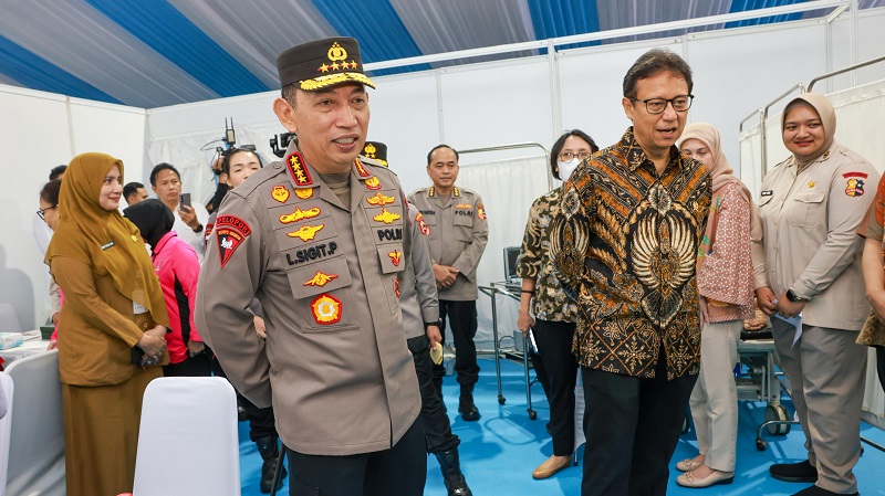 Menteri Kesehatan (Menkes) Budi Gunadi Sadikin bersama Kapolri Jenderal Polisi Listyo Sigit Prabowo pada acara Launching Cek Kesehatan Gratis (CKG) di FKTP Polri dan Bakti Kesehatan dalam rangka Hari Bhayangkara ke-80 yang digelar di Rumah Sakit Bhayangkara Tk. III Lemdiklat Polri, Jakarta, Selasa (23/6/2026). (Kemenkes)