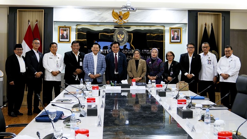 Menteri Koordinator Bidang Hukum, Hak Asasi Manusia, Imigrasi, dan Pemasyarakatan, (Menko Kumham Imipas) Yusril Ihza Mahendra, menggelar rapat dengan Menteri Pendayagunaan Aparatur Negara dan Reformasi Birokrasi (PANRB), Rini Widyantini, di Gedung Kemenko Kumham Imipas, Jakarta, Selasa (23/6). (Kemenko Kumham Imipas)  