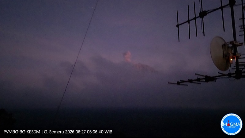 Erupsi Gunung Semeru di Jawa Timur yang teramati Sabtu (27/6/2026) pukul 05.04 WIB dengan tinggi kolom letusan ± 700 m di atas puncak (± 4376 m di atas permukaan laut). (Magma Indonesia)