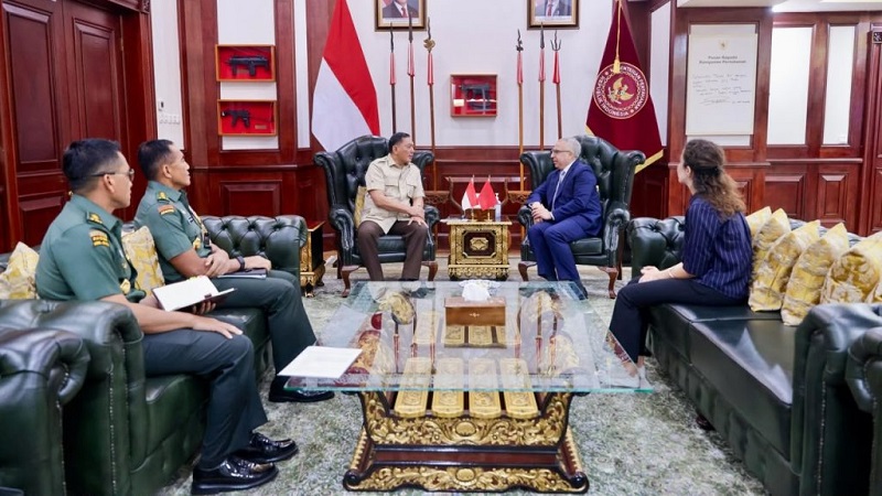 Menteri Pertahanan Republik Indonesia Sjafrie Sjamsoeddin menerima kunjungan kehormatan (courtesy call) Duta Besar Kerajaan Maroko untuk Republik Indonesia HE Redouane Houssaini di Kementerian Pertahanan RI, Jakarta, Selasa (30/6/2026). (Biro Infohan Setjen Kemhan)