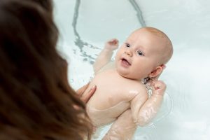Memandikan bayi baru lahir