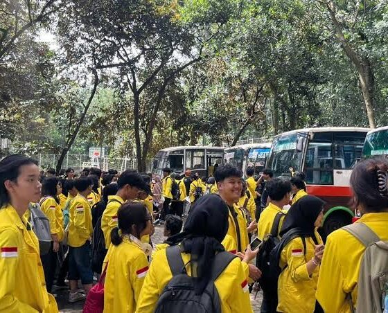 Mahasiswa UI dan IPB Gelar Aksi di Bundaran HI, Soroti Kondisi Ekonomi dan Kebijakan Pemerintah