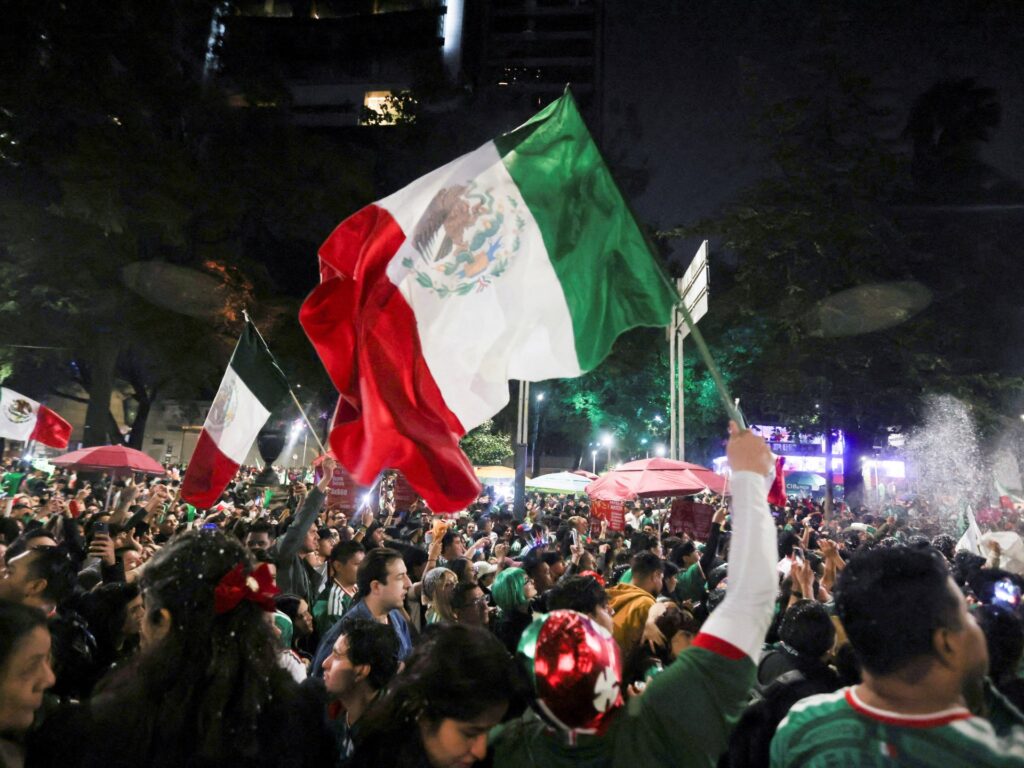 Para pendukung merayakan kemenangan Tim Sepakbola Meksiko atas Korea Selatan pada pertandingan Piala Dunia FIFA 2026 di Mexico City, Meksiko, 18 Juni 2026.
