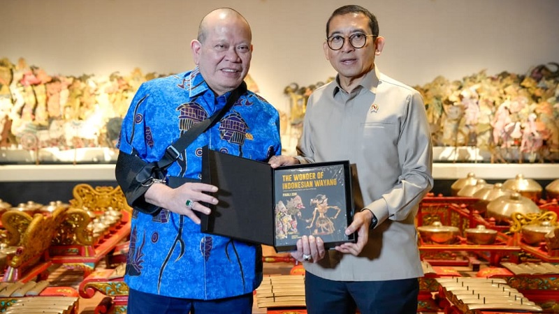 Menteri Kebudayaan RI, Fadli Zon, menerima kunjungan La Nyalla Mahmud Mattalitti bersama para pegiat Aksara Kawi dari Yayasan Satria Lelaku Nusantara di Kantor Kementerian Kebudayaan, Jakarta