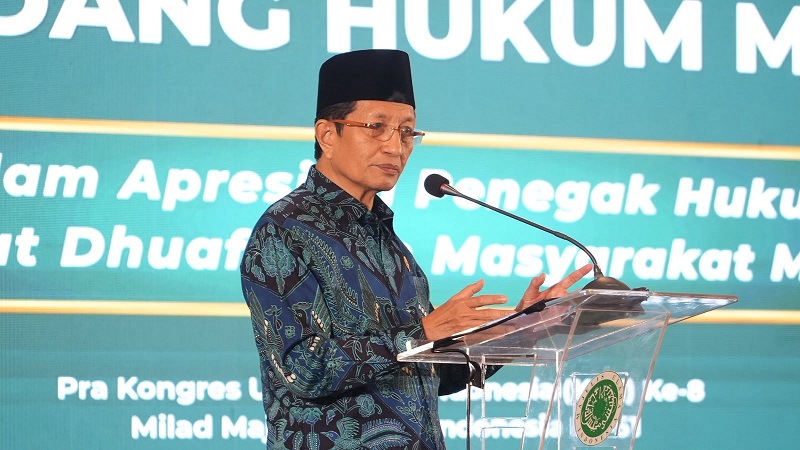 Menteri Agama (Menag) Nasaruddin Umar memberikan sambutan dan menyerahkan penghargaan kepada penerima apresias pada Malam Apresiasi Penegak Hukum Sahabat Dhuafa dan Masyarakat Miskin. (Kemenag)