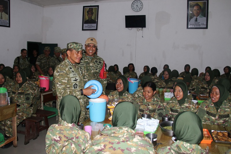 Sekretaris Jenderal Kementerian Pertahanan Republik Indonesia (Sekjen Kemhan RI) Letjen TNI Tri Budi Utomo, melanjutkan rangkaian kunjungan kerja dengan meninjau pelaksanaan Program Pembekalan Bela Negara SPPI Tahun 2026 di Satuan Pendidikan Dodik Bela Negara Rindam V/Brawijaya, Jumat (3/7/2026).