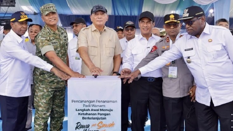 Menteri Pertahanan Republik Indonesia (Menhan RI) Sjafrie Sjamsoeddin bersama Menteri Pertanian Republik Indonesia melaksanakan kegiatan penanaman padi dalam rangka mendukung Program Strategis Nasional (PSN) di Wanam, Merauke, Papua Selatan, Minggu (5/7/2026).
