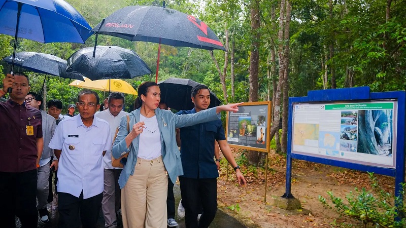 Menteri Pariwisata (Menpar) Widiyanti Putri Wardhana bersama Bupati Belitung Djoni Alamsyah Hidayat saat mengunjungi Belitong Geopark Information Center menjelang proses revalidasi Belitong UNESCO Global Geopark (UGGp), Minggu (5/7/2026). (Kemenpar)