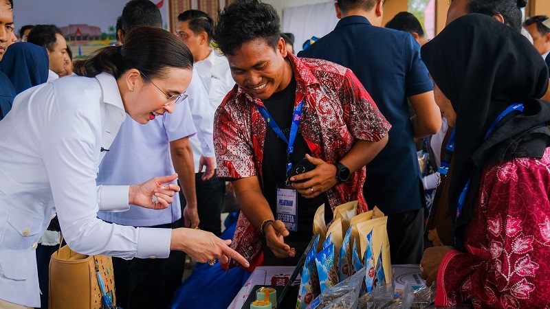 Menteri Pariwisata (Menpar) Widiyanti Putri Wardhana meninjau produk pelaku umkm saat peluncuran Integrasi Pokdarwis melalui Koperasi di Kabupaten Belitung, Minggu (5/7/2026). (Kemenpar)
