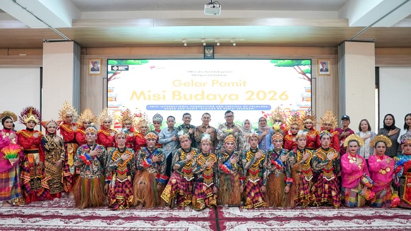 Menteri Kebudayaan (Menbud) Fadli Zon, keberagaman budaya Indonesia, sebagai mega cultural diversity perlu semakin diperkenalkan kepada masyarakat dunia melalui berbagai bentuk diplomasi budaya, termasuk festival internasional, seni pertunjukan, musik, sastra dan film. (Kemenbud)