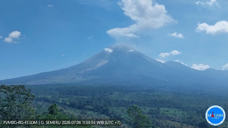 Gunung Api Semeru di Jawa Timur terlihat jelas, Senin (6/7/2026), teramati asap kawah utama berwarna putih dan kelabu dengan intensitas tipis hingga sedang tinggi sekitar 200-300 meter dari puncak. (Magma Indonesia)