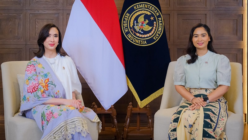 Menteri Pariwisata (Menpar) Widiyanti Putri Wardhana bersama Wakil Menteri Pariwisata (Wamenpar) Ni Luh Puspa saat menyampaikan Laporan Bulanan Kinerja Kemenpar di Gedung Sapta Pesona, Jakarta, Kamis (9/7/2026). (Kemenpar)