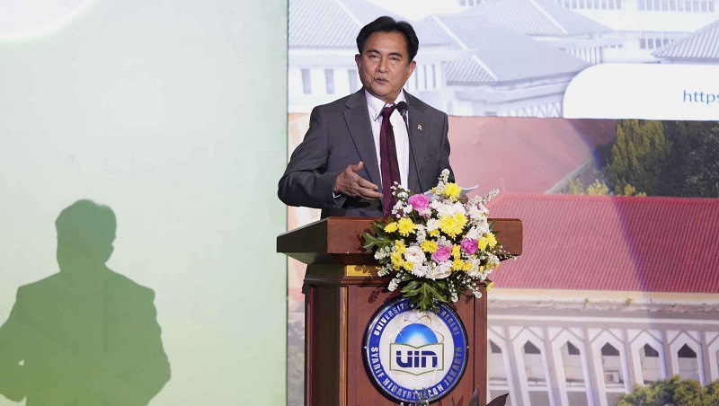 Menteri Koordinator Bidang Hukum, Hak Asasi Manusia, Imigrasi, dan Pemasyarakatan (Menko Kumham Imipas), Yusril Ihza Mahendra saat menjadi keynote speaker pada Peluncuran dan Bedah Buku Seri Pemikiran Prof. Dr. Nasaruddin Umar, M.A. di Auditorium Harun Nasution, Universitas Islam Negeri (UIN) Syarif Hidayatullah Jakarta, Kamis (16/7/2026). (Kemenko Kumham Imipas)