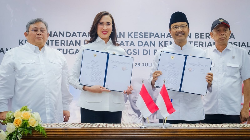 Menteri Pariwisata (KMenpar) Widiyanti Putri Wardhana bersama Menteri Sosial Saifullah Yusuf menandatangani Kesepahaman Bersama program Sekolah Rakyat di Kampus Dayeuhkolot Politeknik Pariwisata NHI Bandung, Jawa Barat, Kamis (23/7/2026). (Foto: Kemenpar)
