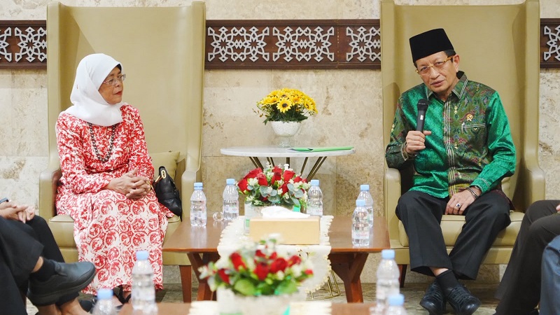 Menteri Agama (Menag) Nasaruddin Umar menerima kunjungan Presiden ke-8 Singapura, Halimah Yacub di Masjid Istiqlal, Jakarta, membahas tentang praktik baik moderasi beragama di kedua negara. (Kemenag)