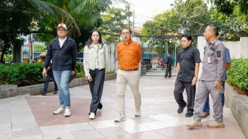 Dalam rangka persiapan rencana rekonstruksi Rumah Proklamasi yang dahulu dibongkar pada periode 1960-an, Menteri Kebudayaan (Menbud) RI, Fadli Zon, meninjau Taman Proklamasi, Menteng, Jakarta. (Foto: Kemenbud)