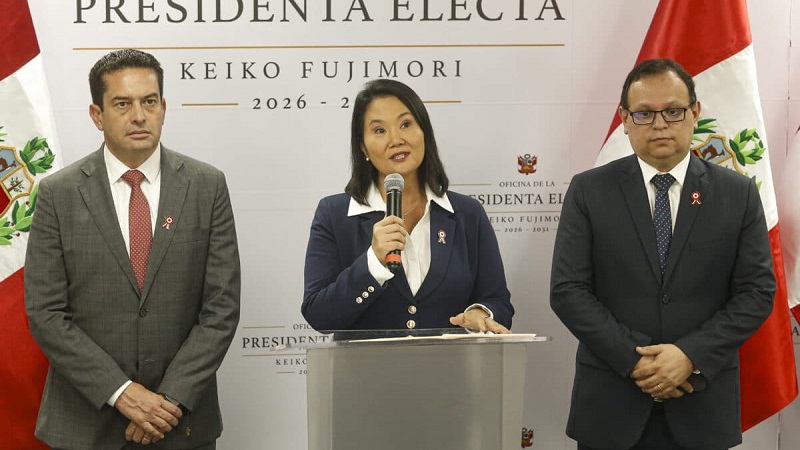 Presiden terpilih Peru, Keiko Fujimori berbicara pada wartawan bersama Wakil Presiden Miki Torres (kiri) dan Kepala Tim Transisi Marco Vinelli. (Foto: Istimewa)