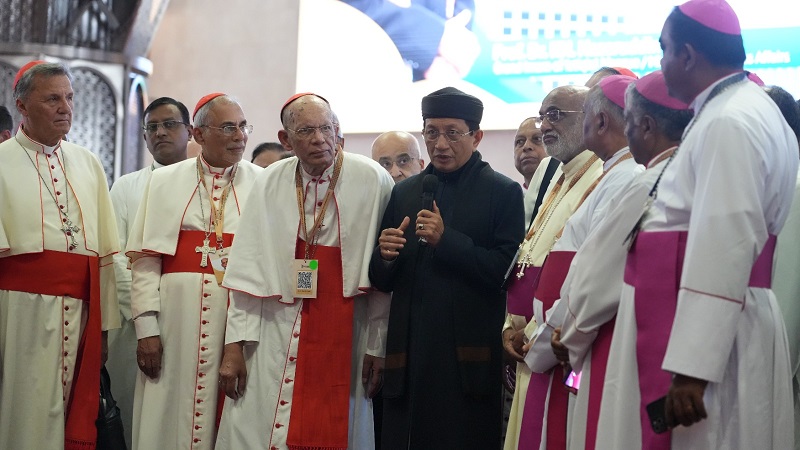 Menteri Agama (Menag) Nasaruddin Umar saat menjelaskan sejarah Masjid Istiqlal dan praktik nyata doderasi beragama kepada Kardinal dan Uskup Pemimpin Gereja Asia yang mengunjungi terowongan silaturahim dan menggelar pertemuan di Masjid Istiqlal, Minggu (26/7/2026). (Foto: Kemenag)