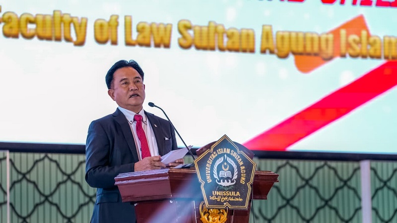 Menteri Koordinator Bidang Hukum, Hak Asasi Manusia, Imigrasi, dan Pemasyarakatan (Menko Kumham Imipas), Yusril Ihza Mahendra  saat memberikan keynote speech pada The 9th Legal International Conference & Studies (LICS) and Call for Papers yang diselenggarakan Fakultas Hukum Universitas Islam Sultan Agung (Unissula), Semarang, Kamis (30/7/2026). (Foto: Kemenko Kumham Imipas)