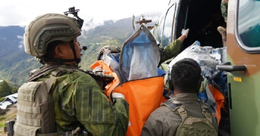 TNI Kerahkan Tiga Helikopter Evakuasi Jenazah Pilot AS Korban Serangan KKB di Yahukimo