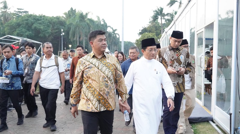 Menteri Agama (Menag) Nasaruddin Umar meninjau langsung persiapan penyelenggaraan agenda Zikir dan Doa Kebangsaan ke lokasi acara di Monumen Nasional (Monas), Jakarta. (Foto: Kemenag)