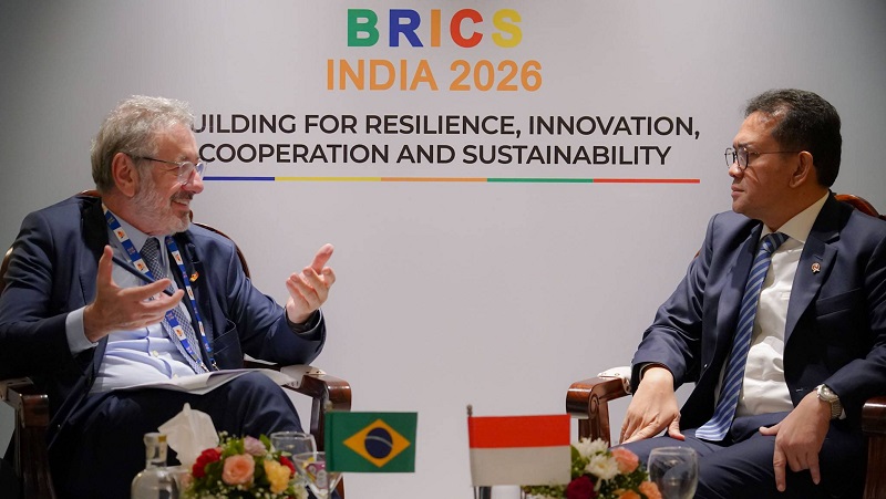 Menteri Perdagangan (Mendag) RI Budi Santoso (Busan) dengan bertemu dengan Menteri Pembangunan, Industri, Perdagangan, dan Jasa Republik Federasi Brasil, Márcio Fernando Elias Rosa, Jumat, (7/8/2028) di Jaipur, India. (Foto: Kemendag)