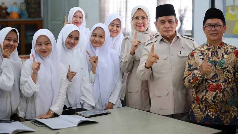 Wakil Menteri Agama (Wamenag) Romo H.R. Muhammad Syafi'I (kedua dari kanan) bersama dengan Kepala MAN 1 Bandung Yayan Ristaman Jaya (kanan) saat mengunjungi MAN 1 Bandung, Jawa Barat. Jum'at, (7/8/2026). (Foto: Kemenag)
