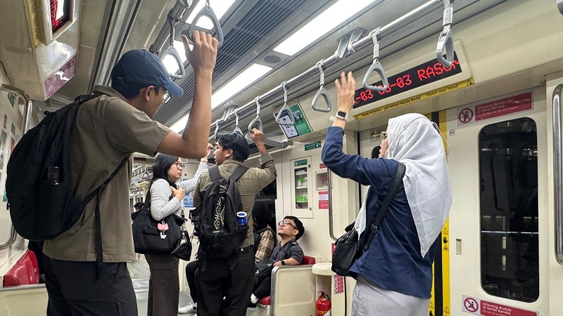 Selain mengapresiasi penerapan tarif khusus transportasi umum, Menteri Perhubungan (Menhub) Dudy Purwagandhi mengungkapkan, Kementerian Perhubungan (Kemenhub) memperpanjang waktu layanan operasional angkutan publik pada Hari Ulang Tahun ke-81 Republik Indonesia,  17 Agustus 2026. (Foto: Kemenhub)