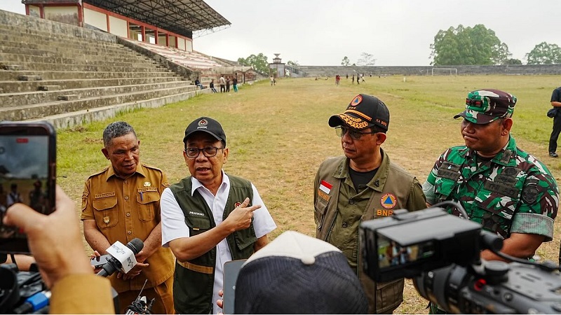 Menteri Koordinator Bidang Pembangunan Manusia dan Kebudayaan (Menko PMK) Pratikno meninjau calon lokasi Rumah Sakit Lapangan di Stadion Golo Dukal, Kabupaten Manggarai, Nusa Tenggara Timur (NTT), Minggu, 16 Agustus 2026. (Foto: BPMI Setpres)