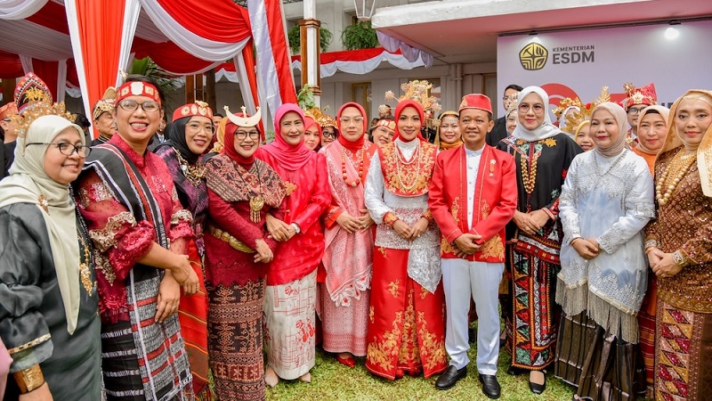 Menteri Energi dan Sumber Daya Mineral (ESDM) Bahlil Lahadalia berpose dengan peserta upacara peringatan Hari Ulang Tahun (HUT) ke-81 Kemerdekaan Republik Indonesia di lingkungan Kementerian ESDM, Senin (17/8/2026). (Foto: Kementerian ESDM)