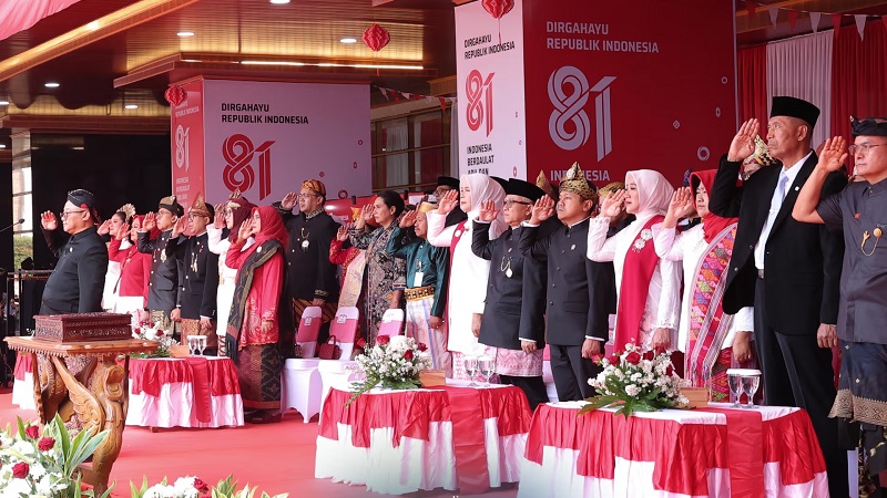 Menteri Pendidikan Tinggi, Sains, dan Teknologi (Mendiktisaintek) Brian Yuliarto bersama Menteri Pendidikan Dasar dan Menengah (Mendikdasmen), Abdul Mu'ti selaku pembina upacara, dan Menteri Kebudayaan  (Menbud), Fadli Zon pada upacara peringatan Hari Ulang Tahun (HUT) ke-81 Kemerdekaan Republik Indonesia, Senin (17/8/2026). (Foto: Kemendiktisiantik)