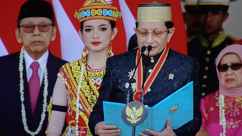 Menteri Agama (menag) Nasaruddin Umar memimpin do'a dalam Upacara Peringatan HUT RI ke 81 bersama Presiden Prabowo Subianto (kiri) di Istana Merdeka, Jakarta, Senin (17/8/2026). (Foto: Kemenag)