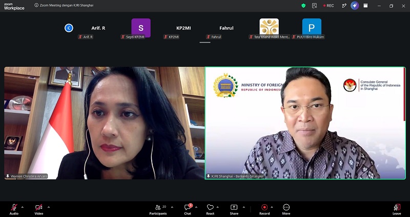 Wakil Menteri Pelindungan Pekerja Migran Indonesia (P2MI), Christina Aryani melakukan pertemuan daring dengan Konsul Jenderal RI di Shanghai, Berlianto Pandapotan Hasundungan, Rabu (19/8/2026). (Kementerian P2MI)