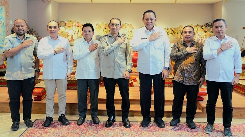 Menteri Kebudayaan (Menbud) RI, Fadli Zon dan Gubernur Gorontalo Gusnar Ismail membahas usulan HB Jassin dan dr Aloei Saboe sebagai Pahlawan Nasional dalam pertemuan di Kantor Kementerian Kebudayaan, Jakarta, Senin (24.8/2026). (Foto: Kemenbud)