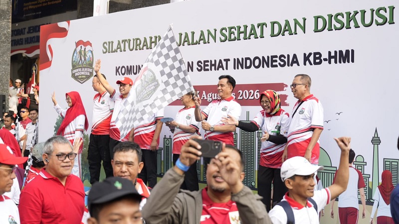 Menteri Koordinator Bidang Hukum, Hak Asasi Manusia, Imigrasi, dan Pemasyarakatan (Menko Kumham Imipas), Yusril Ihza Mahendra, menghadiri kegiatan Silaturahmi, Jalan Sehat, dan Diskusi yang digelar Komunitas Jalan Sehat Keluarga Besar Himpunan Mahasiswa Islam (KB-HMI) di Lapangan Biru Kementerian Hukum, Jakarta, Minggu (23/8).
