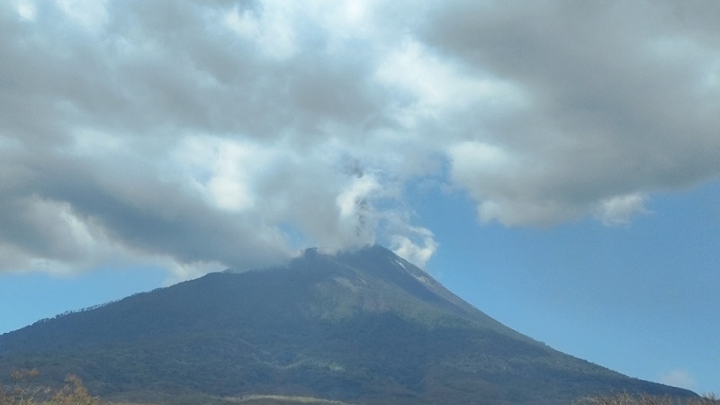Gunung Api Ile Lewotolok di Kabupaten Lembata, Nusa Tenggara Timur (NTT) saat  erupsi dengan melontarkan kolom abu setinggi 800 meter, Sabtu (29/8/2026), pukul 13.28 Wita. (Foto: Magma Indonesia)