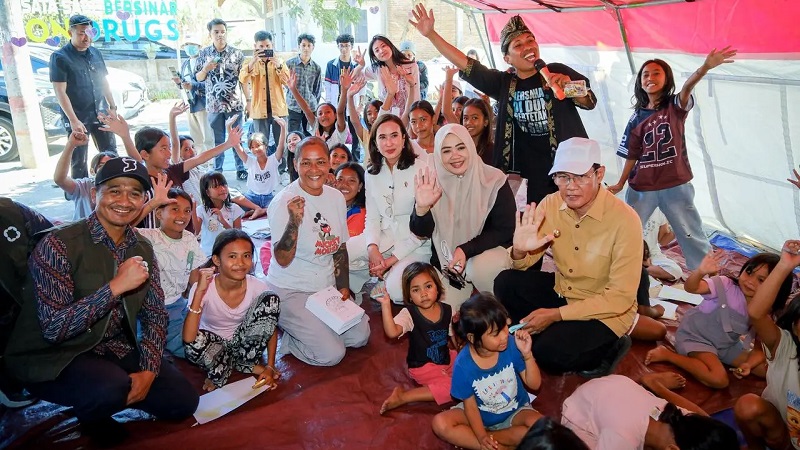 Kehadiran Menteri Pariwisata (Menpar) Widiyanti Putri Wardhana merupakan bentuk perhatian pemerintah kepada masyarakat terdampak sekaligus untuk memastikan proses pemulihan Desa Adat Sade dilakukan secara terkoordinasi dengan tetap menjaga nilai budaya, kearifan lokal, serta autentisitas arsitektur tradisional Sasak. (Foto: Kemenpar)