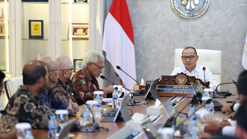 Menteri Pelindungan Pekerja Migran Indonesia (P2MI) Mukhtarudin menerima audiensi Pensiunan Pegawai BNP2TKI/BP2MI/KP2MI di Jakarta, Senin (31/8/2026). (Foto: Kementerian P2MI)