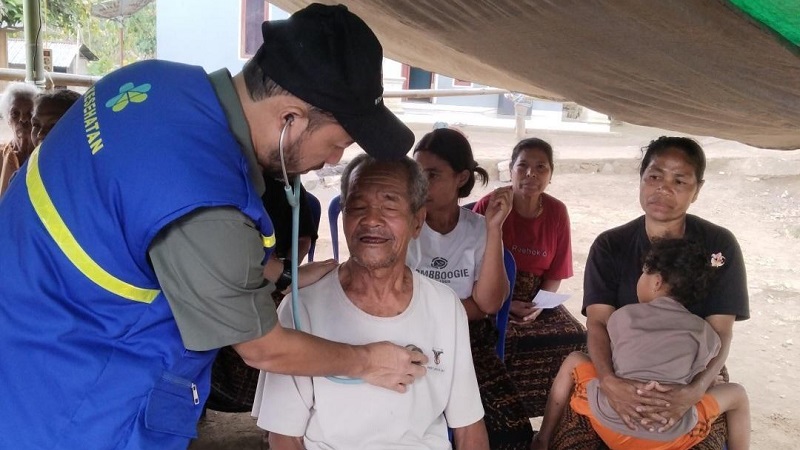 Jalan pegunungan yang rusak, tebing dan jurang curam, hingga perjalanan laut selama dua jam tidak menghentikan langkah tenaga kesehatan (nakes) menjangkau masyarakat terdampak gempa di Kabupaten Ende, Nusa Tenggara Timur (NTT).