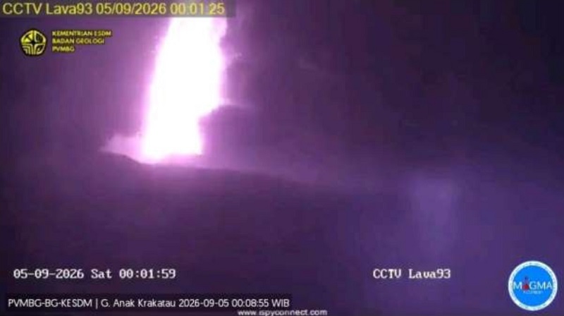 Pengamatan visual Gunungapi Anak Krakatau melalui CCTV Lava93 tanggal 5 September 2026 pukul 00.01 WIB. Warna merah menyala semburan erupsi terlihat jelas secara menerus. (Foto: Badan Geologi)