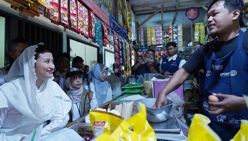 Wakil Menteri Perdagangan (Wamendag) Dyah Roro Esti Widya Putri berdialog dengan pedagang saat meninjau Pasar Nusukan, Surakarta, Jawa Tengah, untuk memantau langsung rantai pasok dan dinamika harga berbagai komoditas pangan pokok. (Foto: Kemendag)